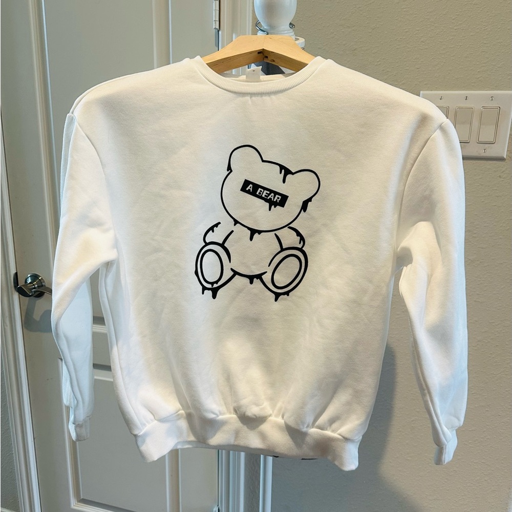 Graphic White Sweatshirt with Bear Design